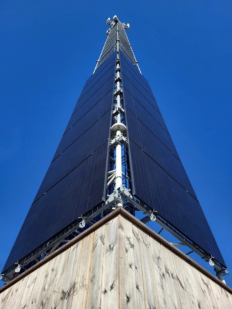Solenergi leverer 60% av forbruket i denne masta