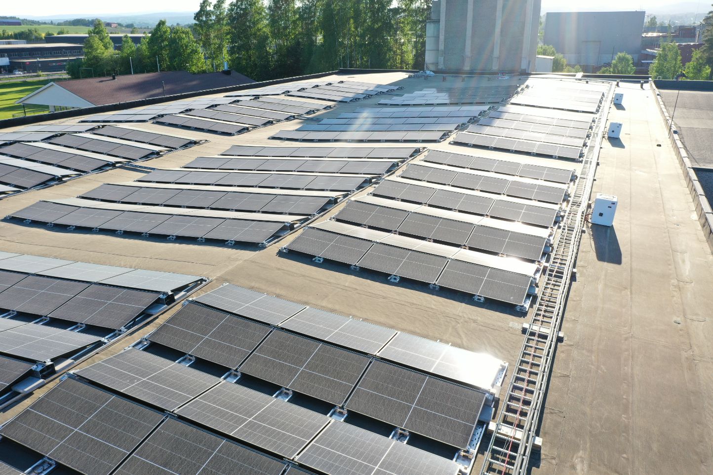 Solcellepaneler og batteri på flatt tak