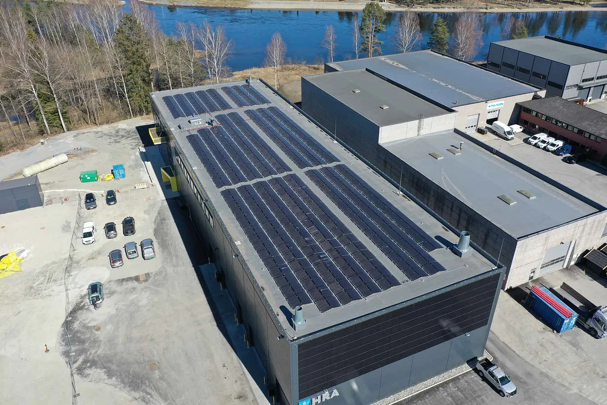 Næringsbygg med solceller på taket